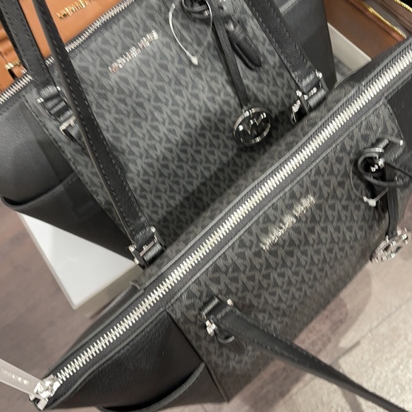 MICHAEL KORS CHARLOTTE LARGE TOP ZIP Black Tote - Picture 8 of 16